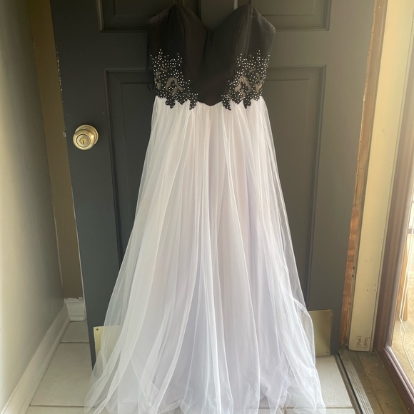 Black and white prom/formal dress. Only worn once still in perfect condition. - Picture 1 of 2